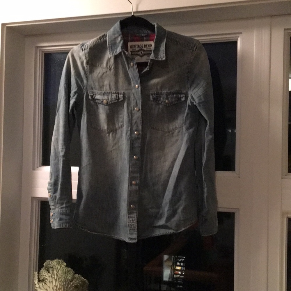 Jeans shirt with pearls button